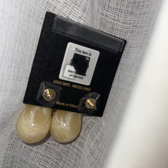 House of Harlow 1960 Cream‎ Teardrop Earrings - Picture 9 of 12